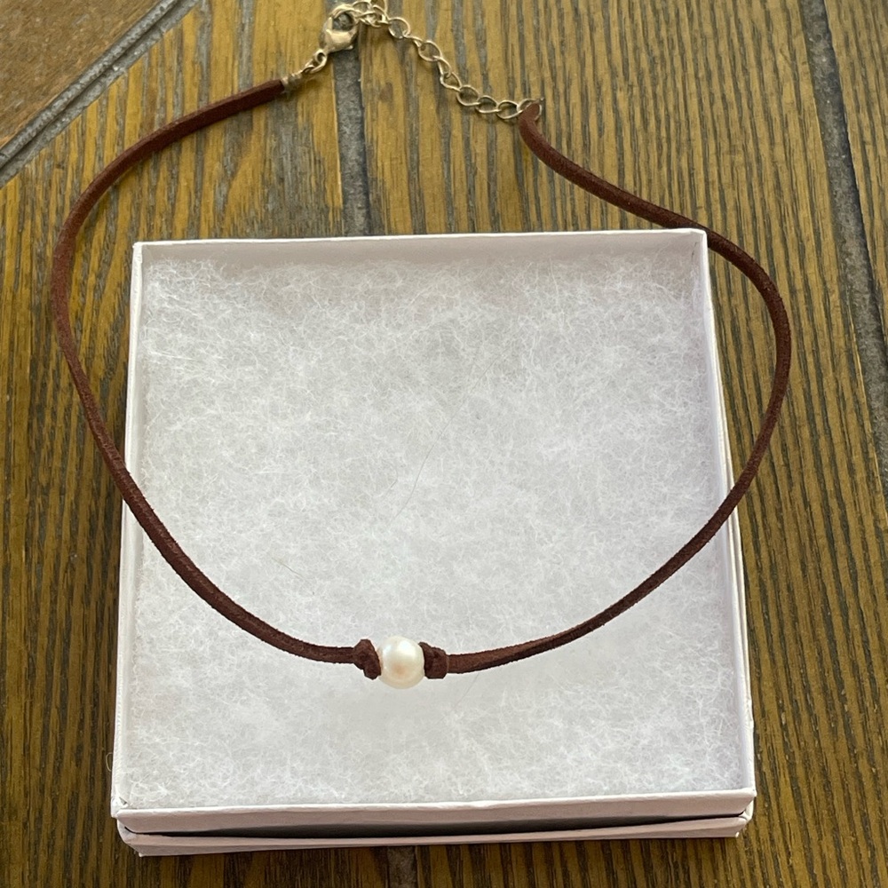 Elegant Brown and White Pearl Choker Necklace